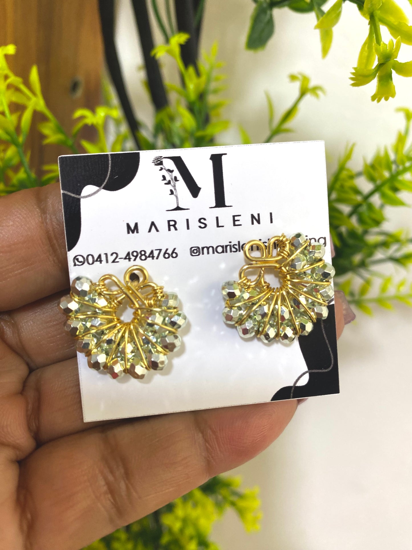 ZARCILLO PEQUEÑO TIPO ABANICO METALIZADO Y ZARCILLOS FLOR PERLA PEQUEÑA