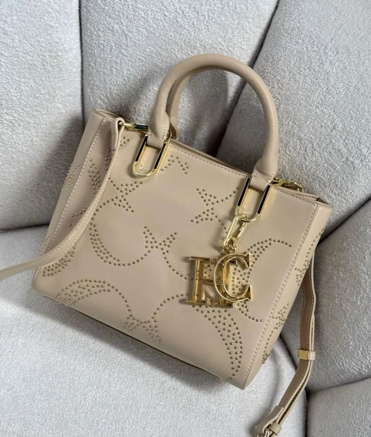 CARTERA PEQUEÑA CON APLIQUE PUNTICO