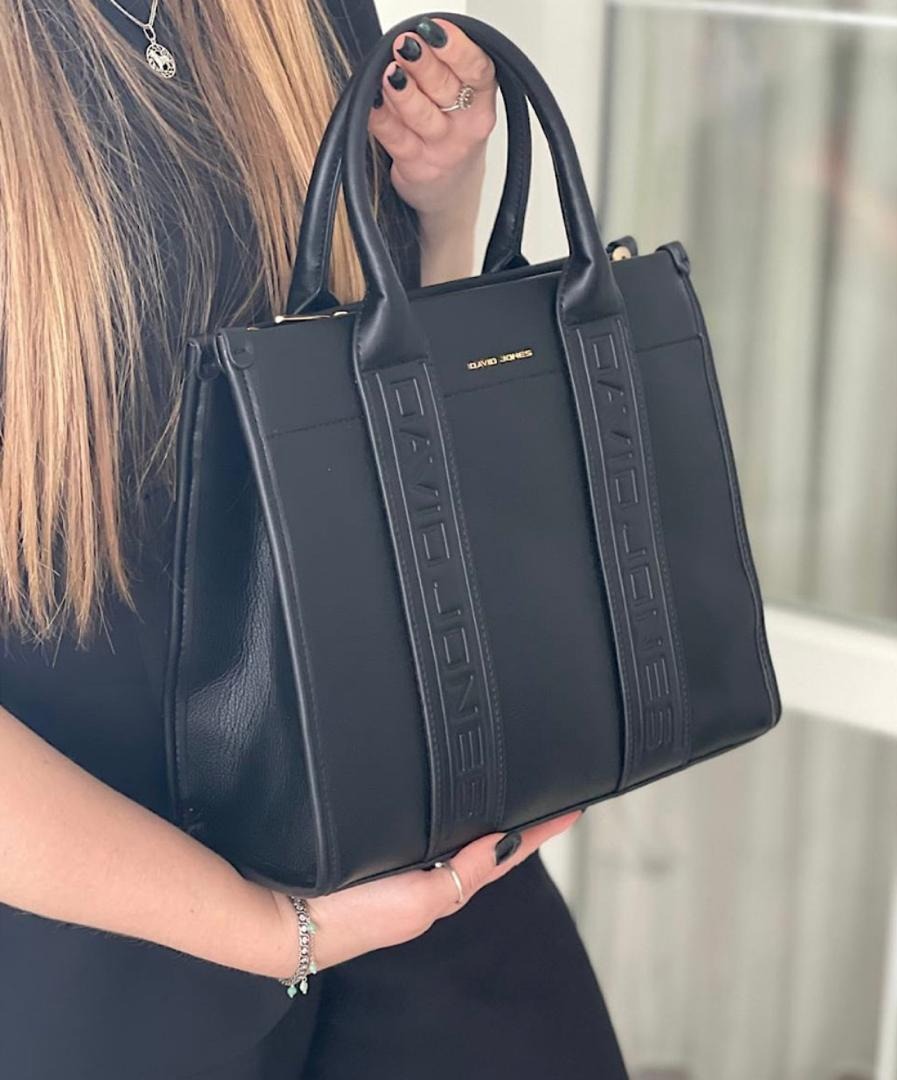 CARTERA ELEGANTE CON DETALLES DE LETRAS