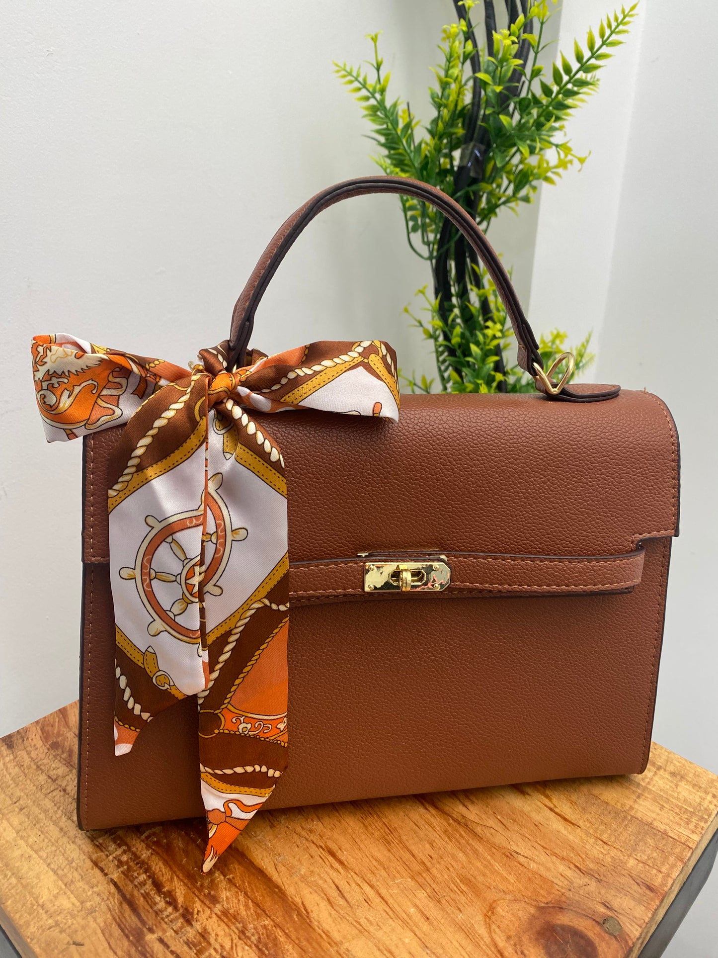 CARTERA EN COLOR MARRÓN CON PAÑUELO