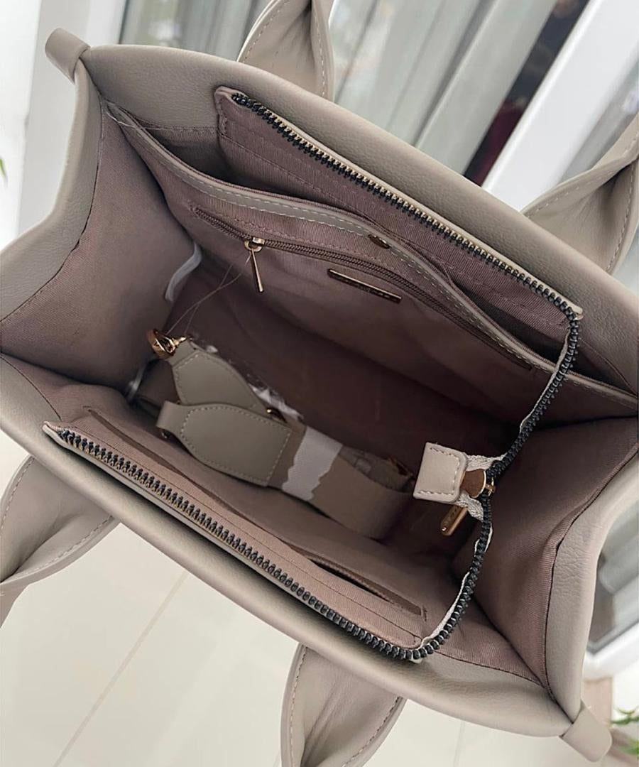 CARTERA ELEGANTE CON DETALLES DE LETRAS