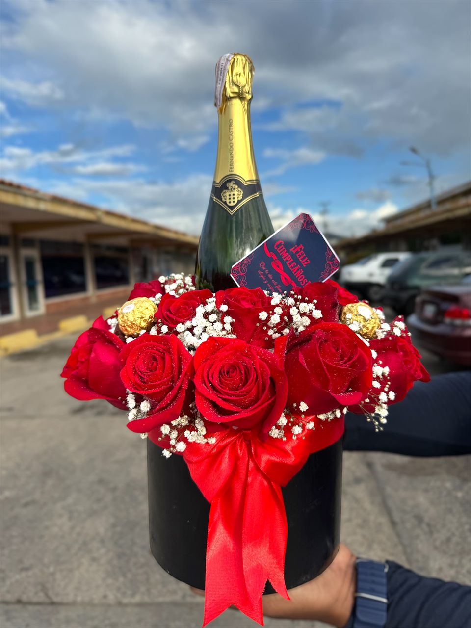 ARREGLO FLORAL CON BOTELLA ESPUMANTE