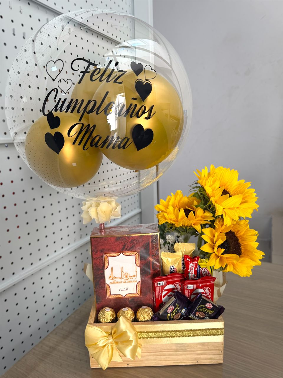 ARREGLO DE FLORES CON BURBUJA PERSONALIZADO