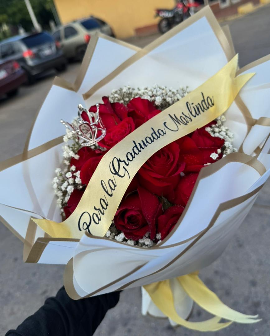 BOUQUET DE FLORES CON CORONA Y BANDA PERSONALIZADA