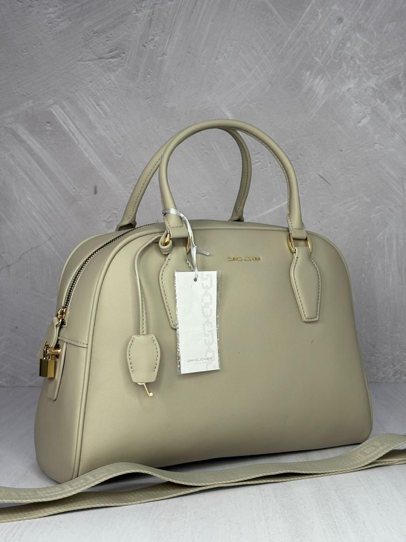 CARTERA ELEGANTE TIPO BAUL LISA BEIGE CON APLIQUE