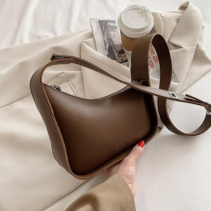 CARTERA PEQUEÑA TIPO LUNA CON BROCHE DE LADO