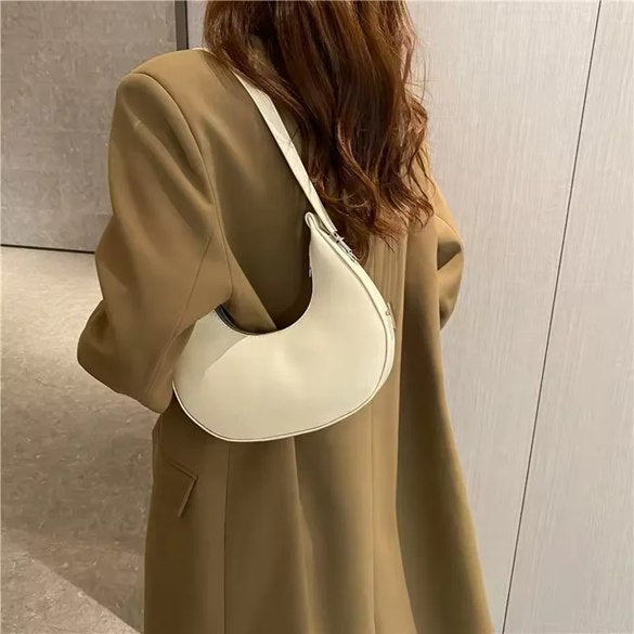 CARTERA TIPO LUNA CON DETALLES A LOS LADOS