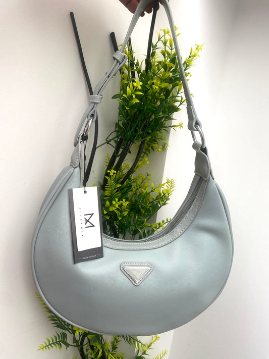 CARTERA MEDIANA TIPO LUNA COLOR AZUL CIELO