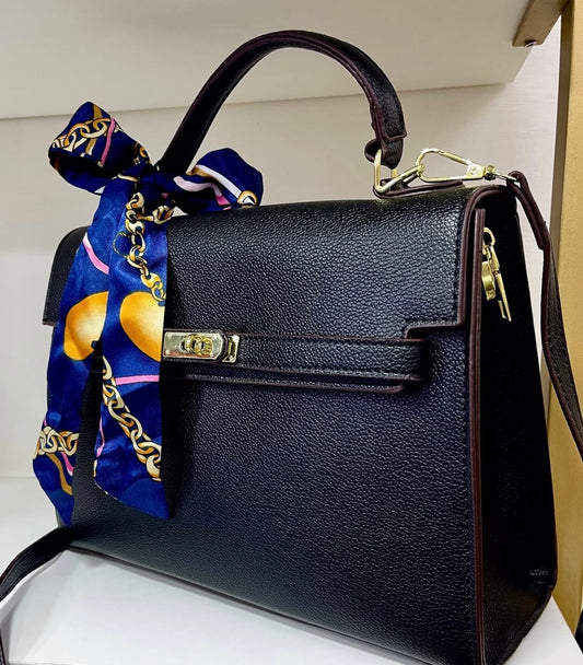 CARTERA EN COLOR NEGRO CON PAÑUELO DECORATIVO