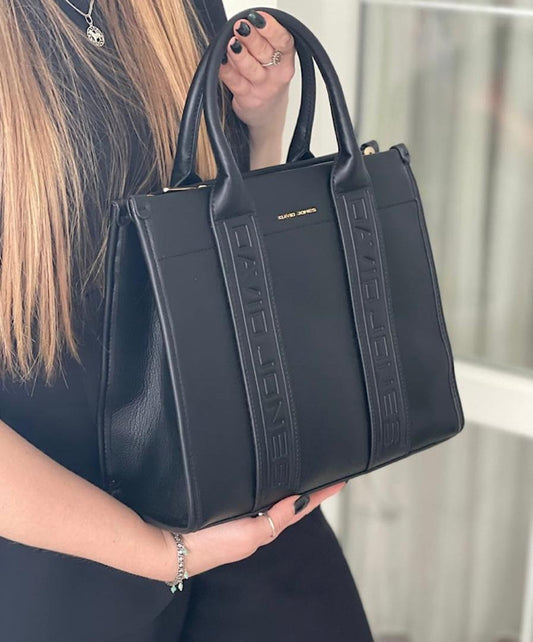 CARTERA ELEGANTE CON DETALLES DE LETRAS