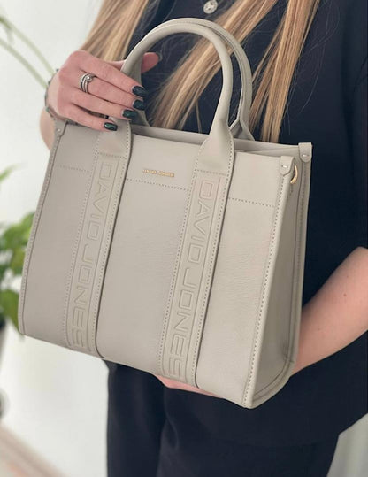 CARTERA ELEGANTE CON DETALLES DE LETRAS