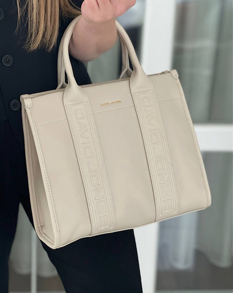 CARTERA ELEGANTE CON DETALLES DE LETRAS
