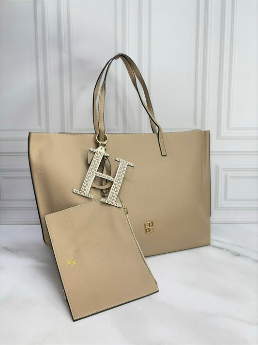 CARTERA DEPORTIVA CON SOBRE COLOR NUDE LISO