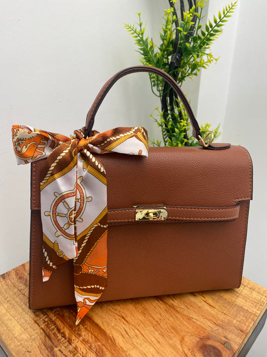 CARTERA EN COLOR MARRÓN CON PAÑUELO