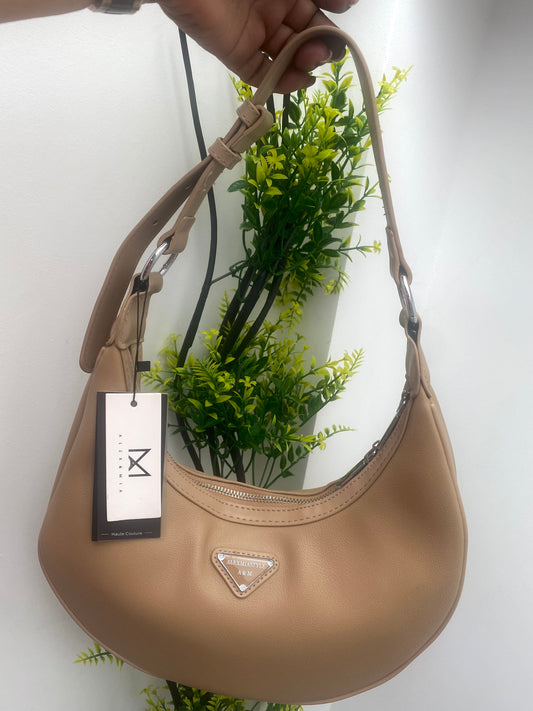 CARTERA MEDIANA TIPO LUNA COLOR BEIGE