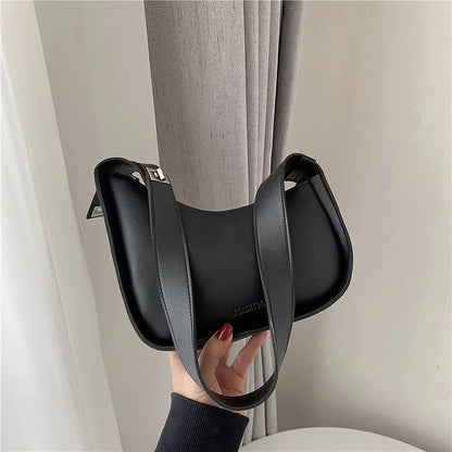 CARTERA PEQUEÑA TIPO LUNA CON BROCHE DE LADO
