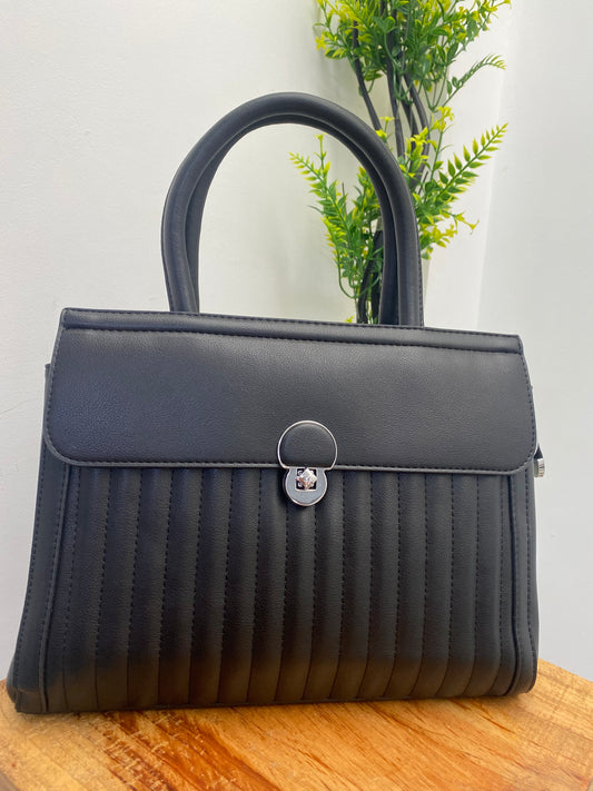 CARTERA MEDIANA CON BROCHE EN COLOR NEGRO