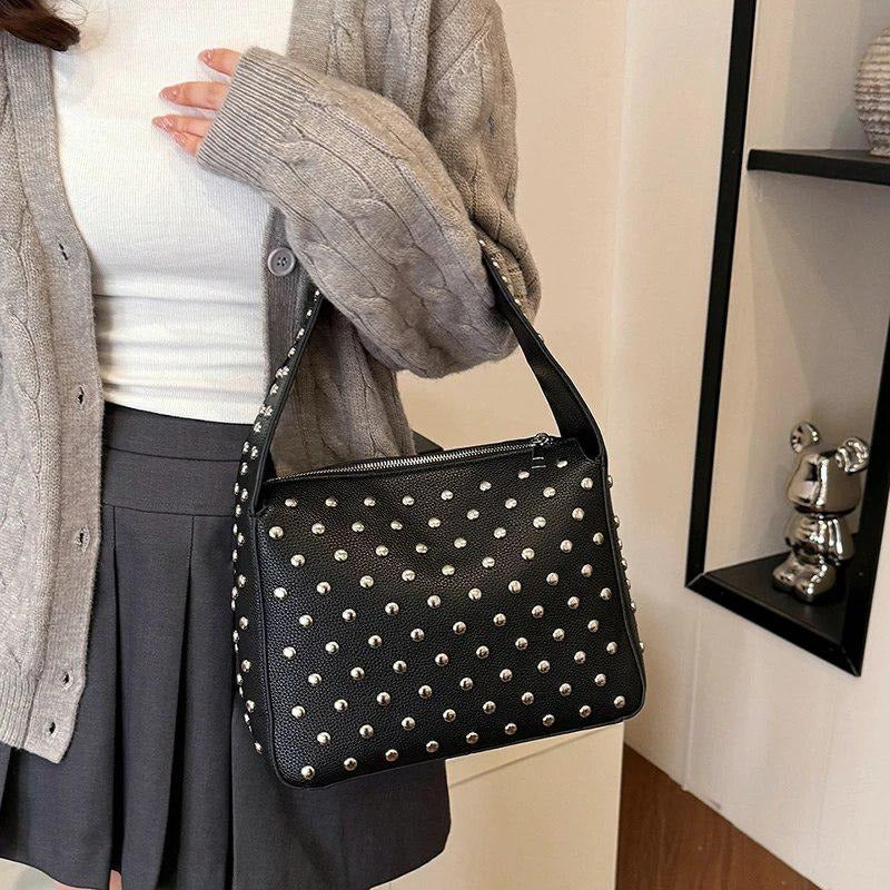 CARTERA MEDIANA CON REMACHE PLATEADO