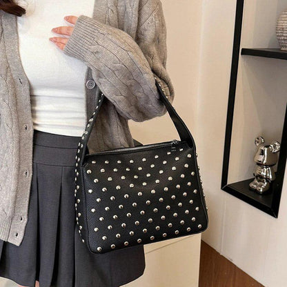 CARTERA MEDIANA CON REMACHE PLATEADO