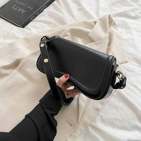 CARTERA TIPO LUNA LISA NEGRA