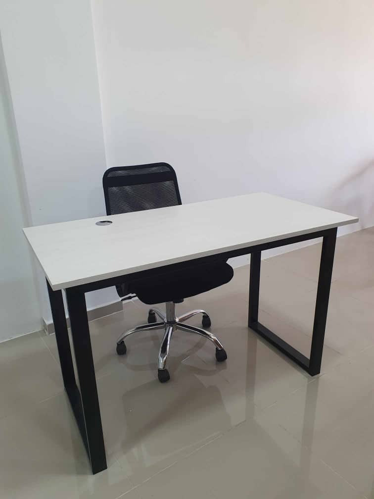 ESCRITORIO ROMA CON PASA CABLES - SOPORTE PARA AUDIFONOS